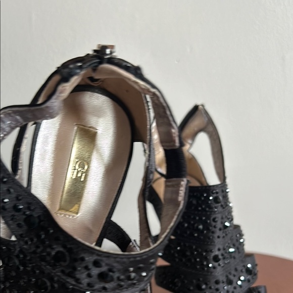Sophisticated Black Stiletto Heels with Strappy Design - Picture 3 of 16